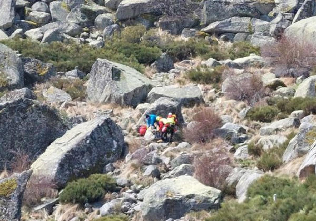 Rescatada una mujer tras sufrir una caída mientras realizaba una ruta en Ávila
