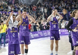 La plantilla del Súper Agropal Palencia celebra la victoria con el público palentino.
