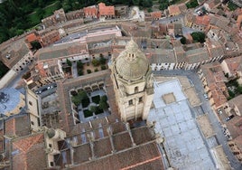 Vista aérea del claustro y la torre y parte de las cubiertas de las naves.
