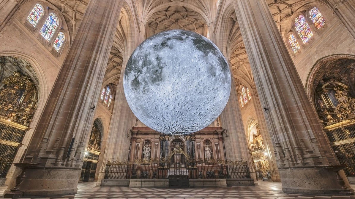 'The Moon', obra del artista Luke Jerran, ha atraído a centenares de personas durante los últimos meses.