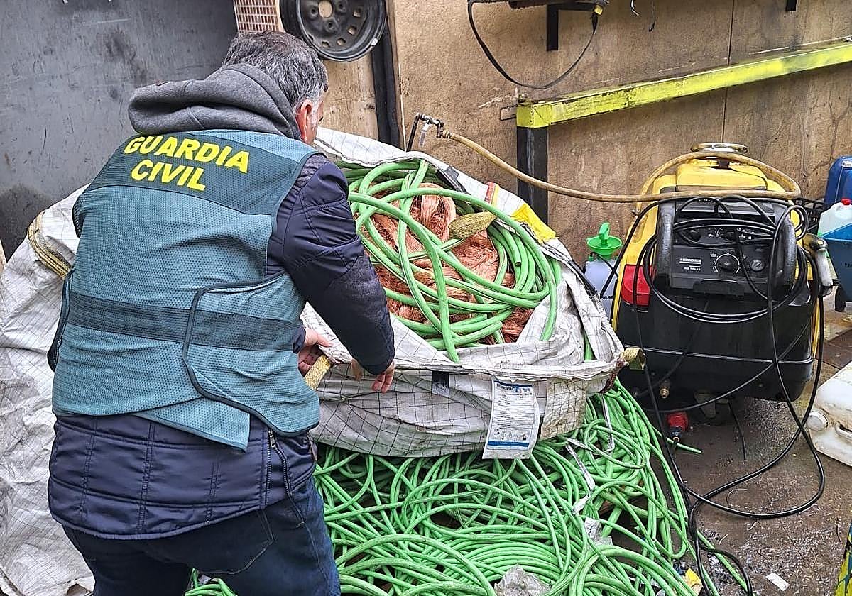 Un agente de la Guardia Civil con parte del cobre recuperado.