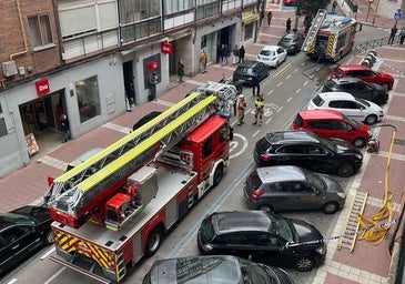 Rescatan a un vecino atrapado en un ascensor tras incendiarse el cuadro eléctrico
