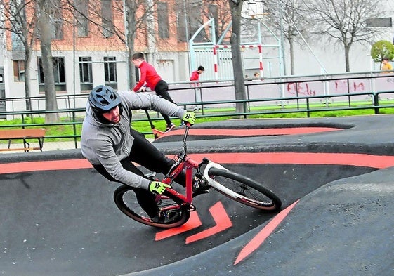 Un usuario de la nueva pista afronta con su bicicleta uno de los peraltes.