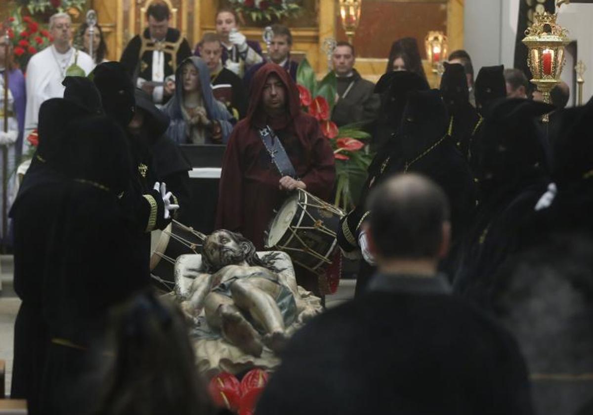 Los cofrades del Santo Entierro alumbran al Yacente de Gregorio Fernández en el interior de Santa Ana, en otra suspensión de la salida.