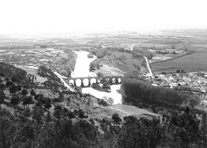 Vista de la localidad y su imponente puente sobre el Pisuerga, Abril de 1989.