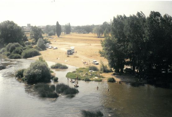 Zona de descanso del río Pisuerga a su paso por Cabezón.