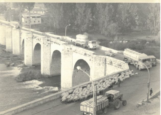 Imagen antigua del puente de Cabezón. 