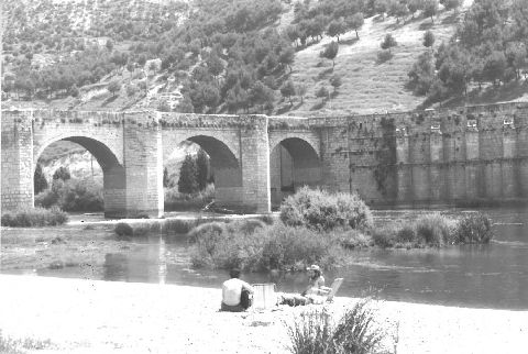 Dos jóvenes disfrutan del Pisuerga. Agosto de 1991.
