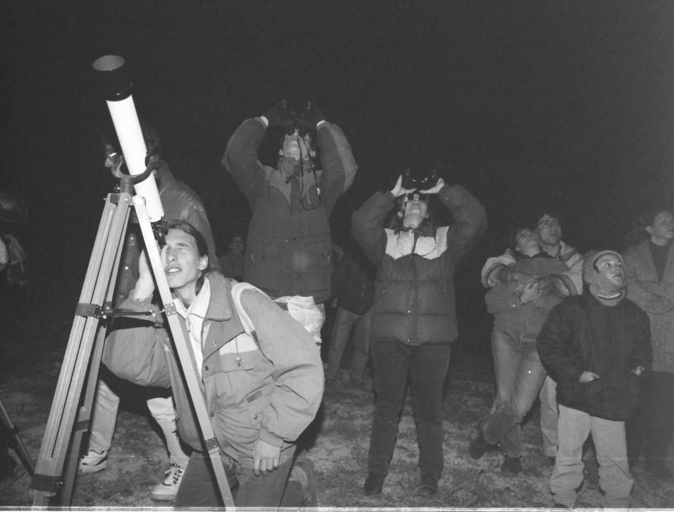Aficionados utilizan prismáticos y telescopios para ver mejor el cometa Hyakutake desde un monte cercano a Cabezón.