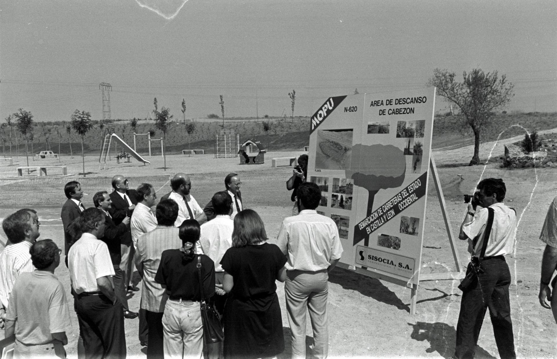 Pie original: autoridades regionales y provinciales durante la inauguración del nuevo área de descanso de Cabezón de Pisuerga, que relajará el tráfico de la N-620. Junio de 1990.