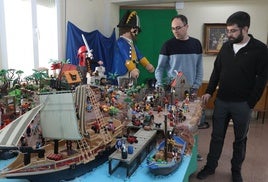 Abraham Nieto y Rubén de la Fuentes, junto a la colección de piratas de la exposición.