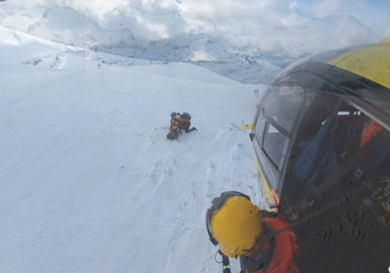 Imagen del rescate a la mujer enriscada y sus dos acompaañantes en la Laguna de Gredos, Ávila.