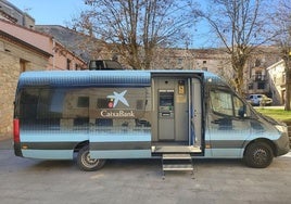 Una de las oficinas móviles que recorren los pueblos de la provincia para acercar servicios bancarios.