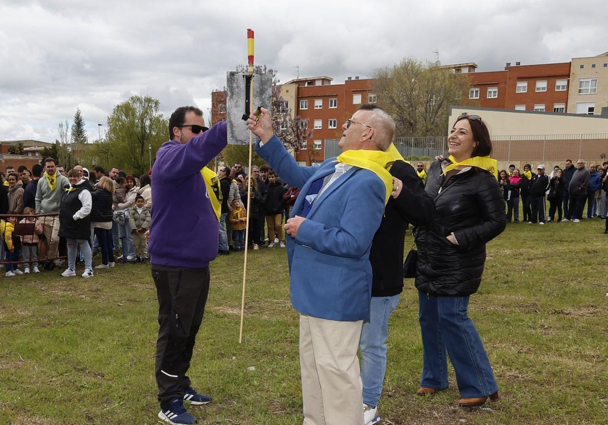 El barrio del Cristo enciende el cohetón de las fiestas