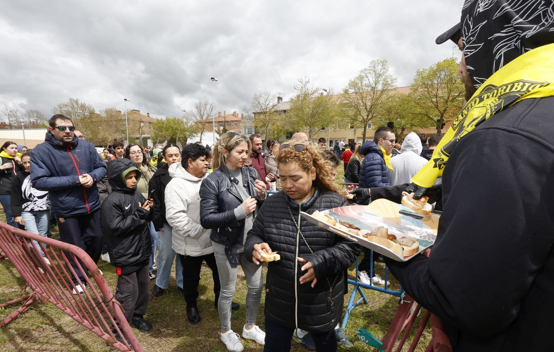 El barrio del Cristo enciende el cohetón de las fiestas
