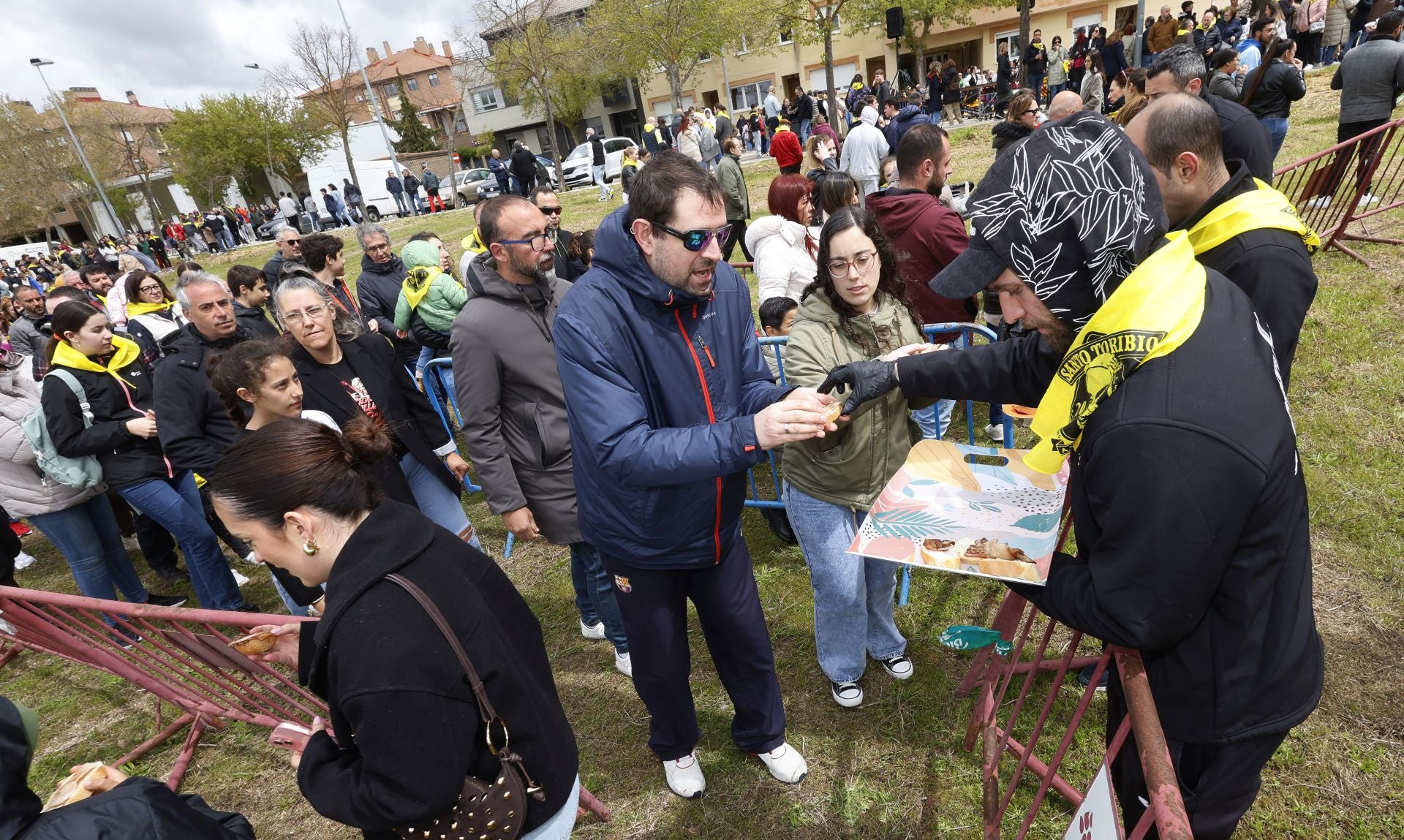 El barrio del Cristo enciende el cohetón de las fiestas