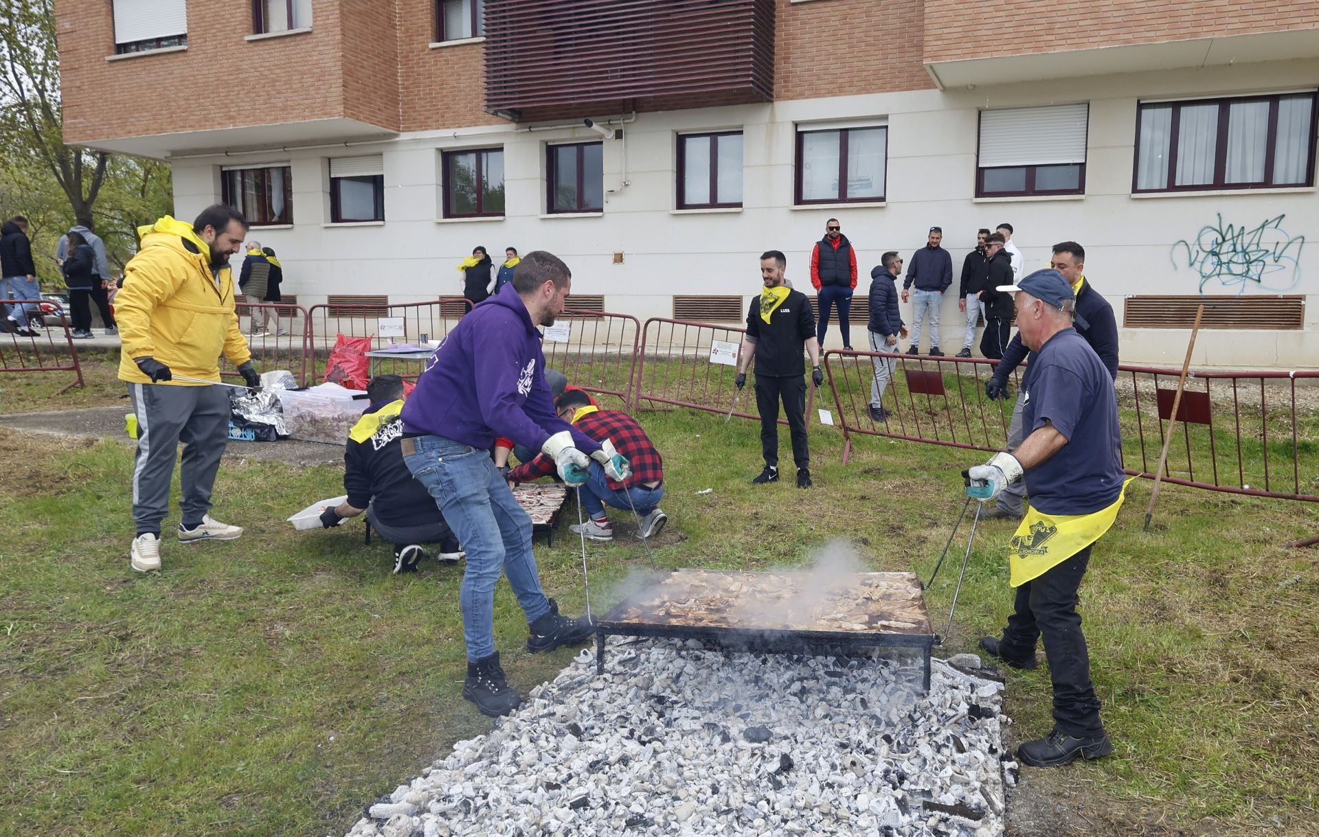 El barrio del Cristo enciende el cohetón de las fiestas