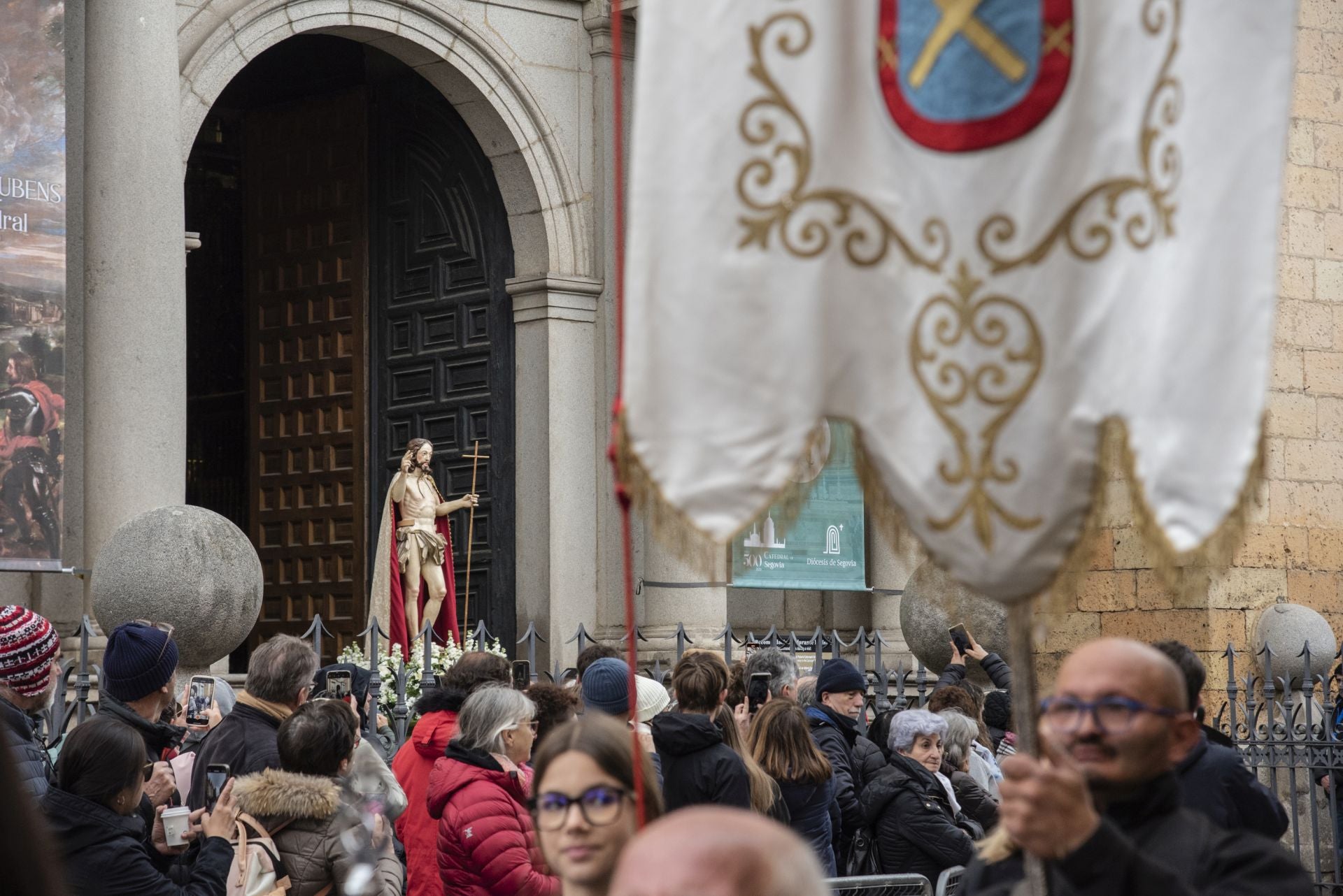Segovia acompaña la Procesión del Resucitado