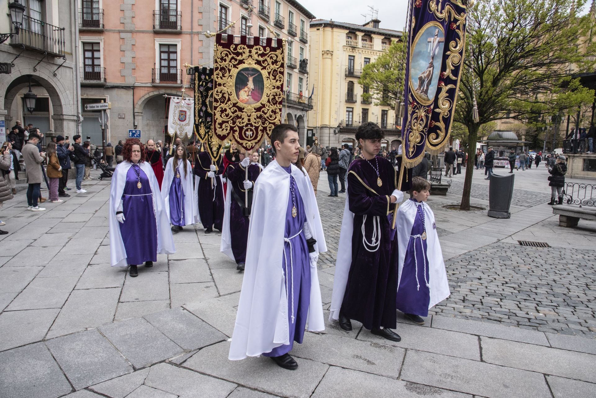 Segovia acompaña la Procesión del Resucitado
