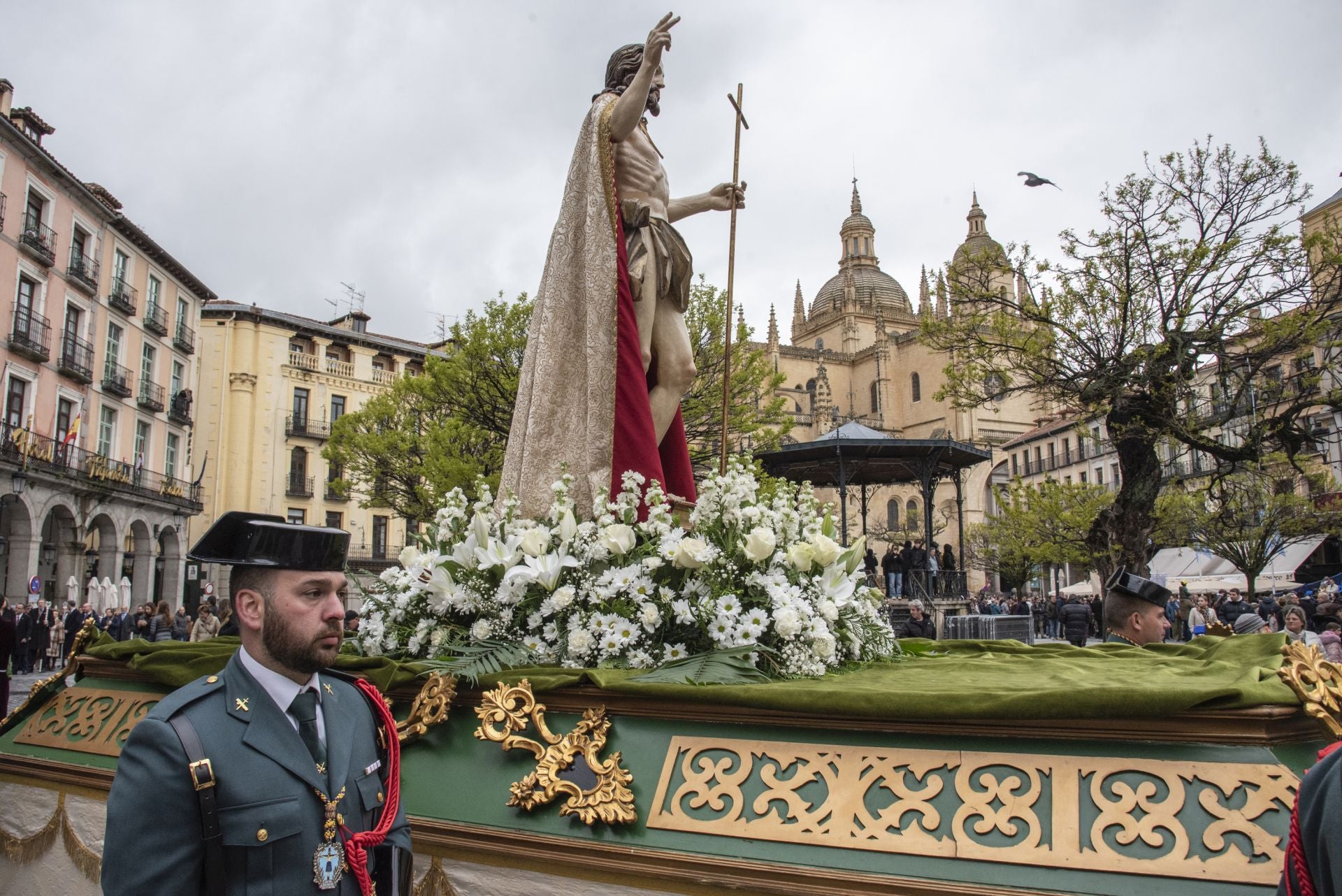 Segovia acompaña la Procesión del Resucitado
