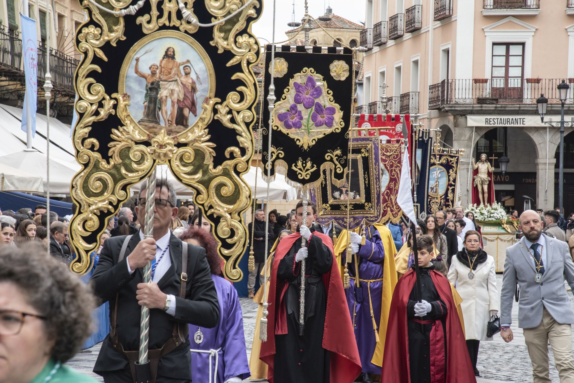 Segovia acompaña la Procesión del Resucitado