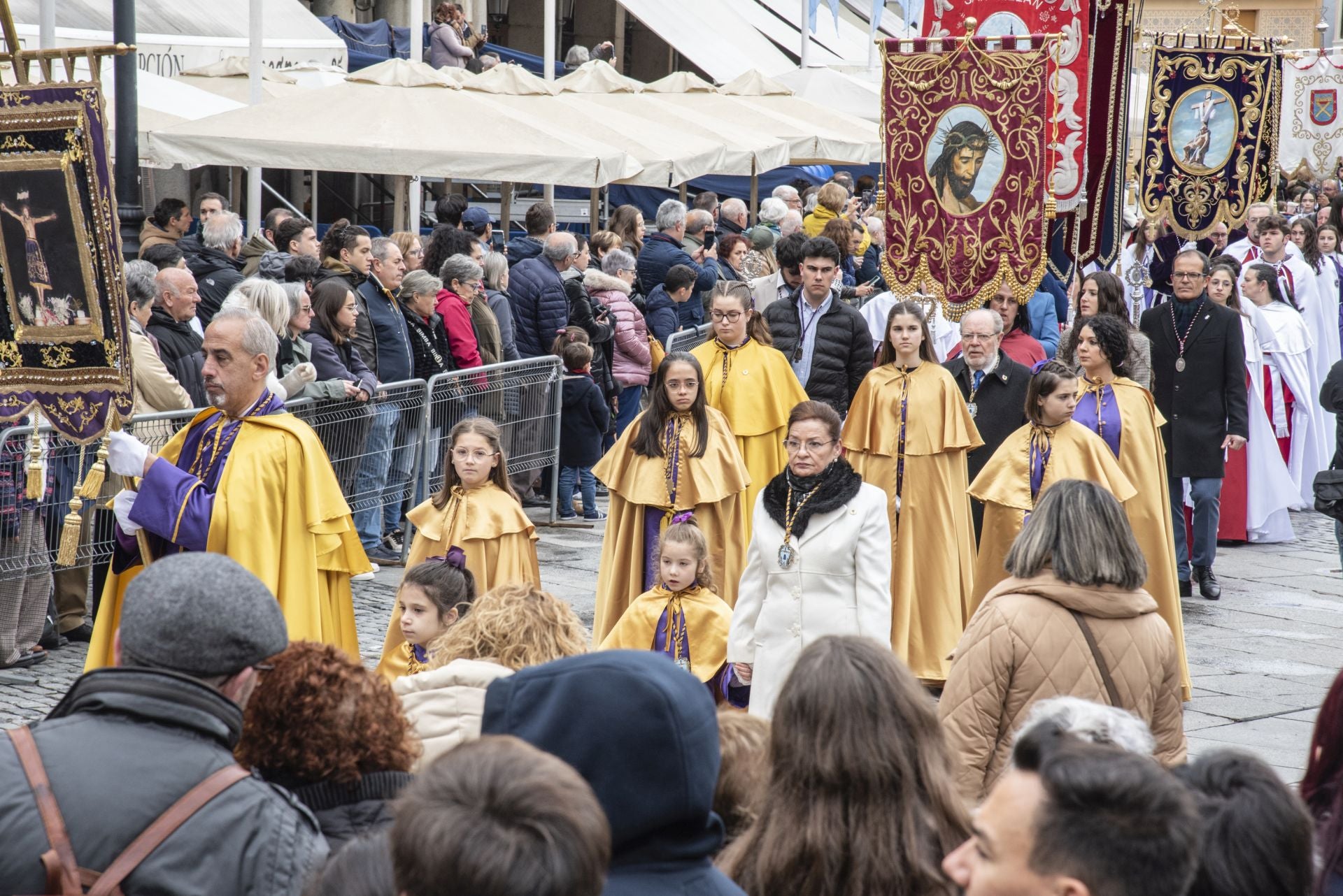 Segovia acompaña la Procesión del Resucitado