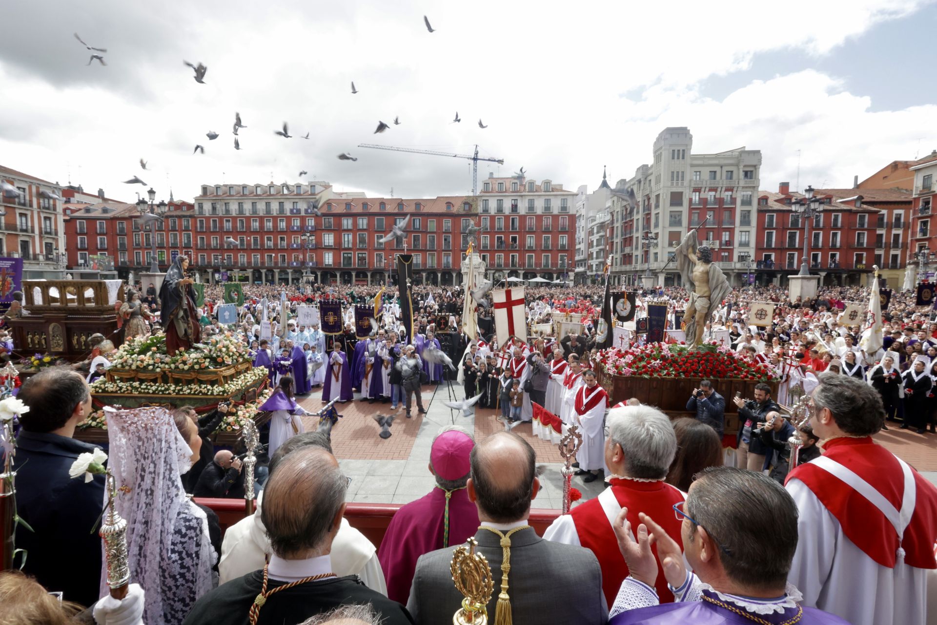 La Misa Pascual y el Encuentro de Jesús Resucitado con la Virgen de la Alegría en Valladolid