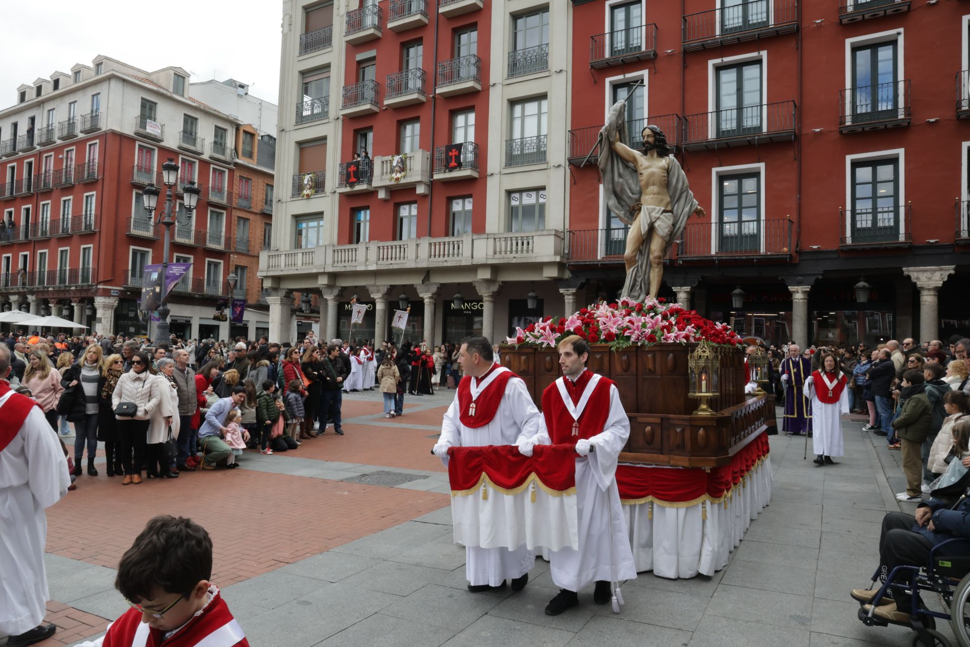 La Misa Pascual y el Encuentro de Jesús Resucitado con la Virgen de la Alegría en Valladolid