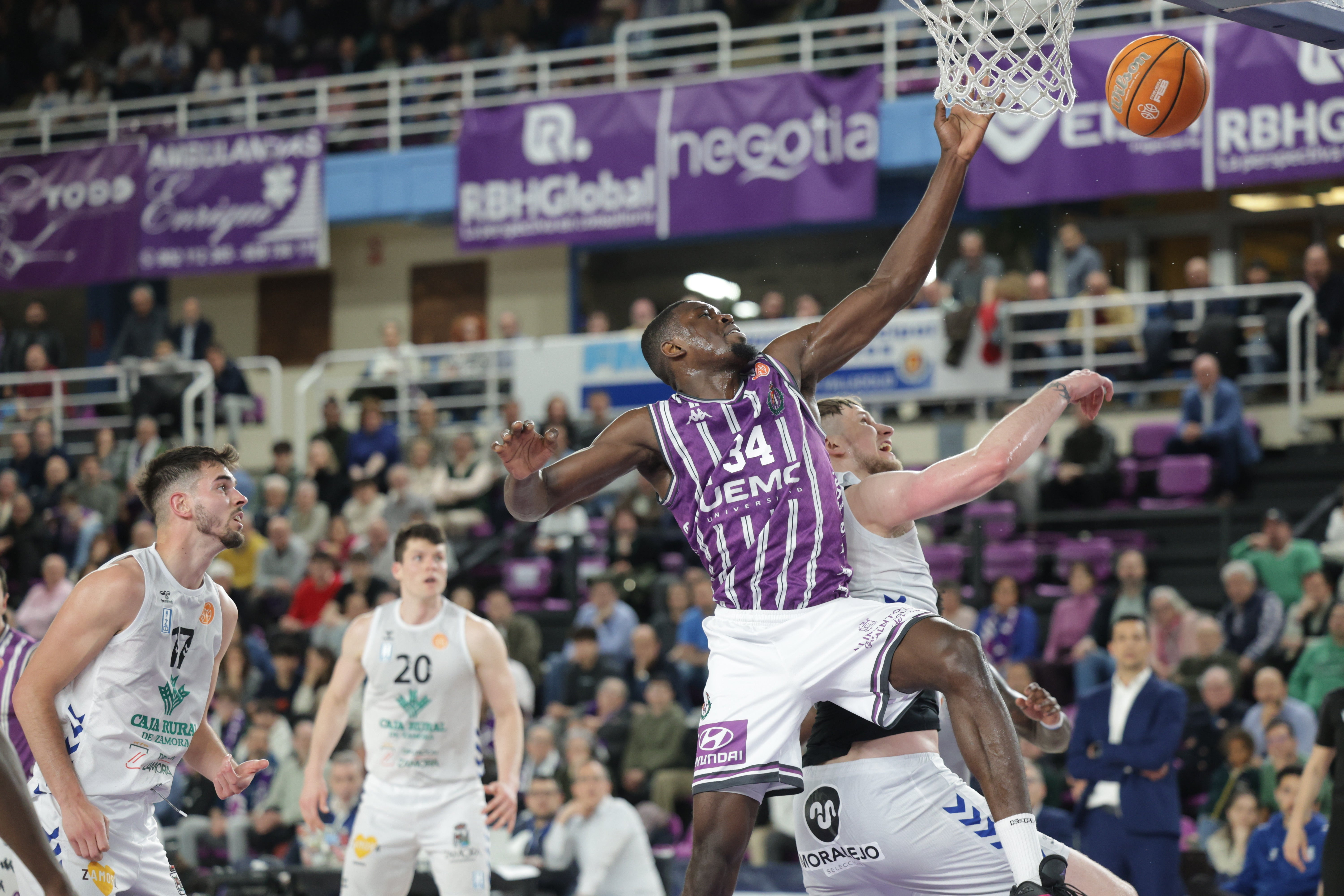 Las imágenes de la espectacular remontada del Real Valladolid Baloncesto contra el Zamora