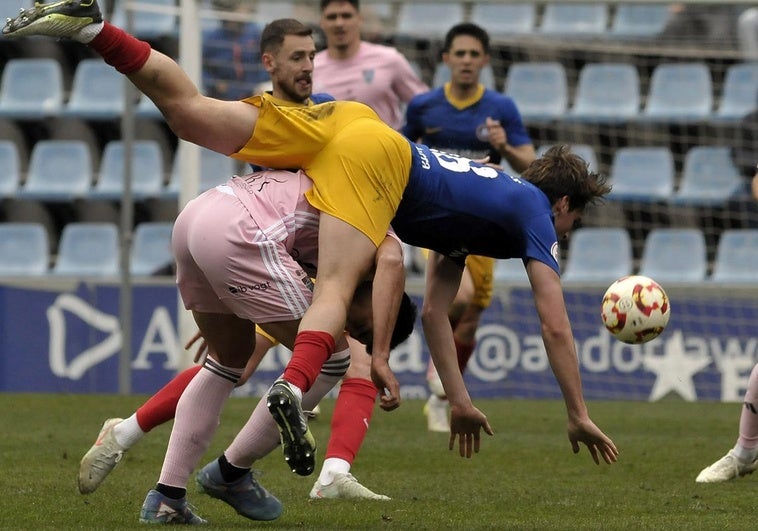 Un jugador del Andorra pasa por encima de Diego Gómez.