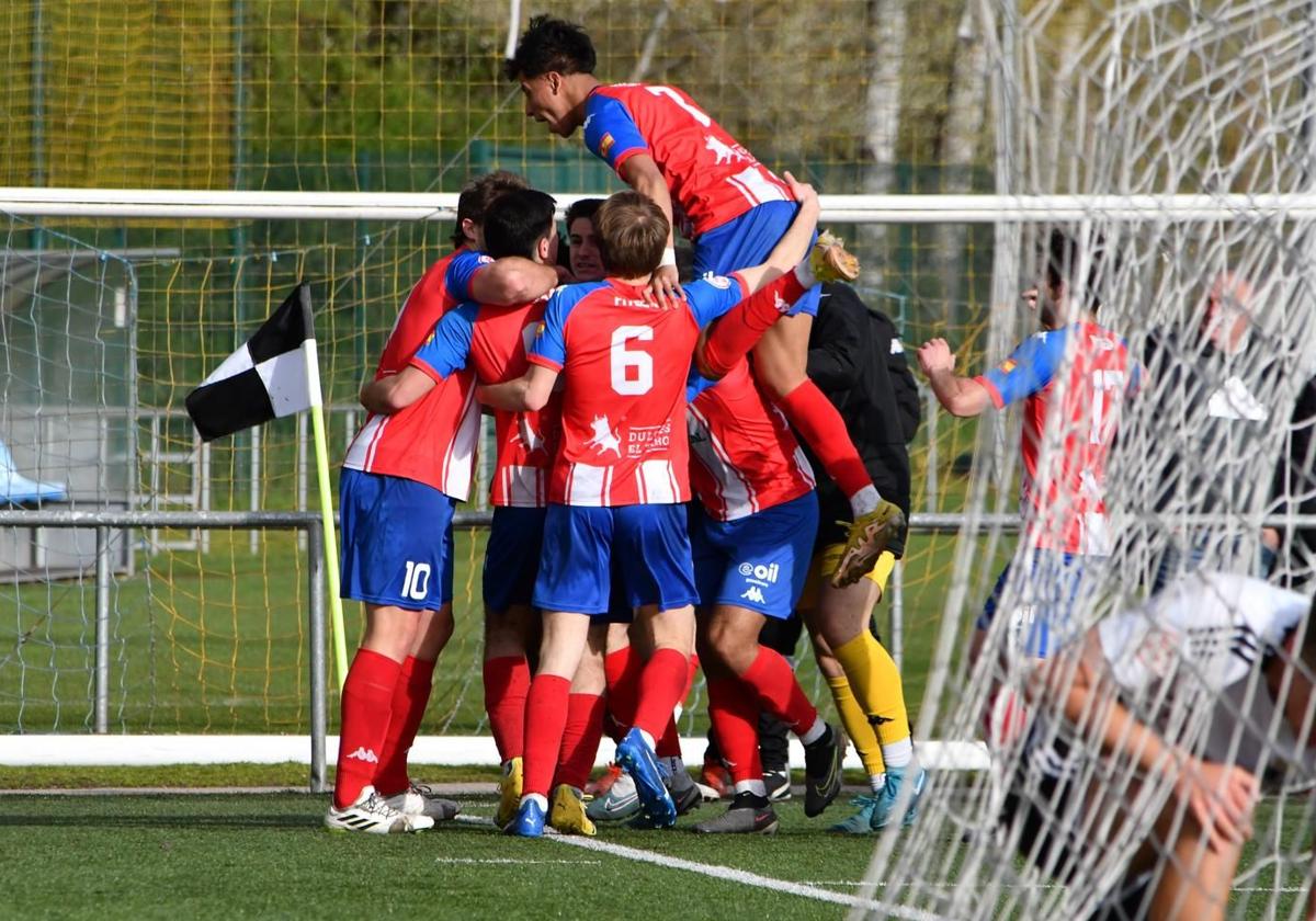 Los jugadores del Tordesillas celebran un gol en Castañares.