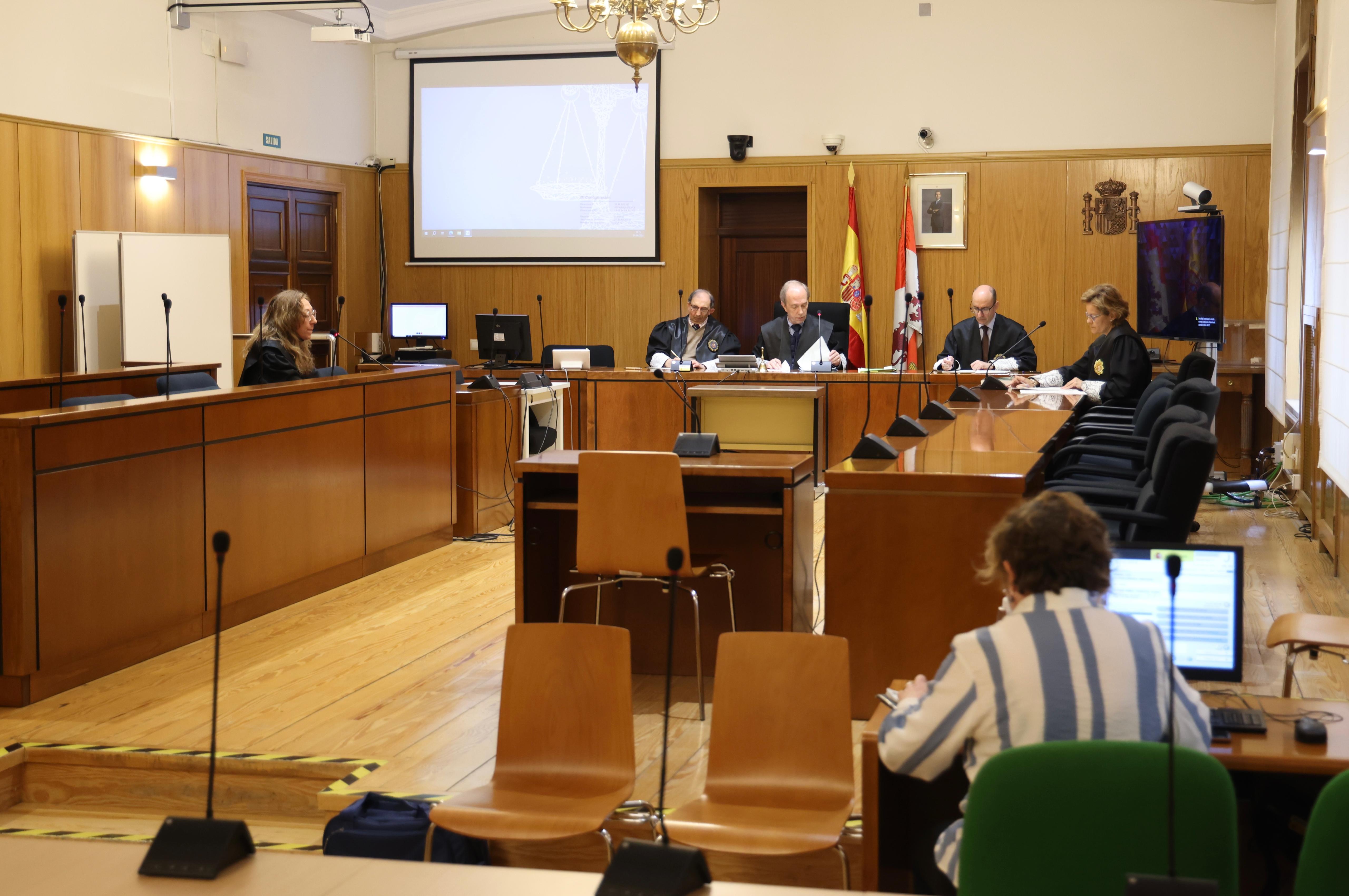 Dos años de cárcel por traficar y golpear a una policía en un juicio sin acusado