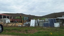 Placas solares acumuladas en Vallespinoso de Cervera.