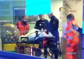 Policías y sanitarios atienden a la persona herida.