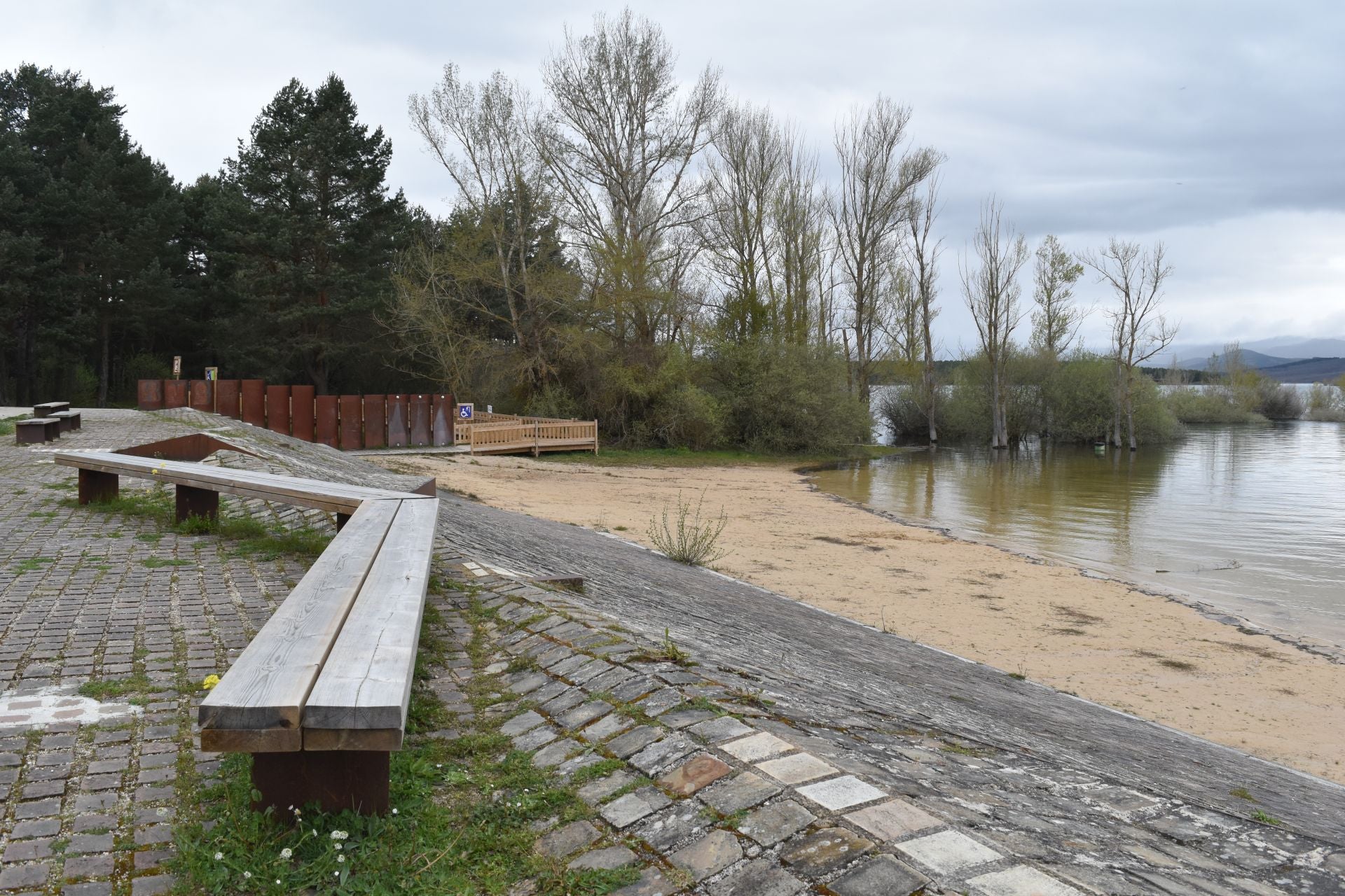 El pantano de Aguilar rebosa