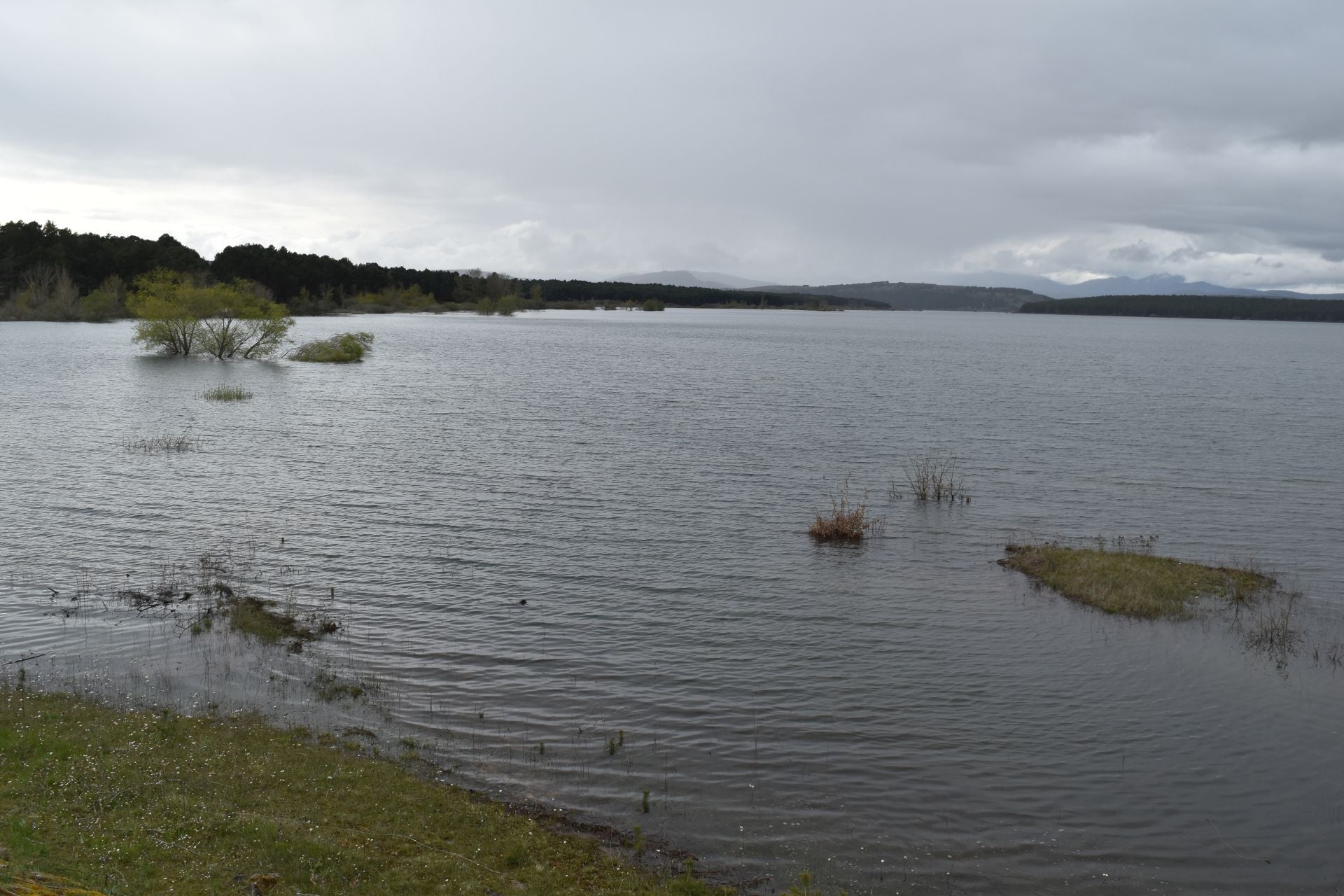 El pantano de Aguilar rebosa
