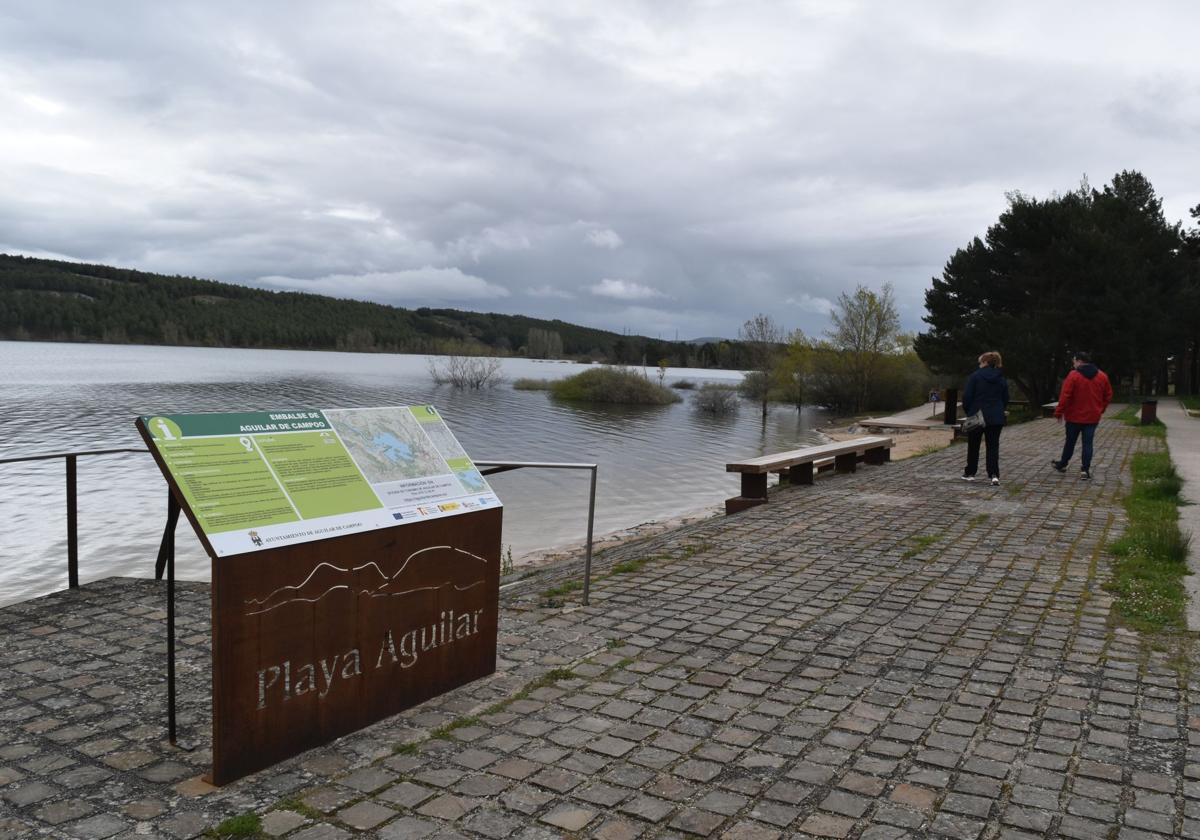 El pantano de Aguilar rebosa