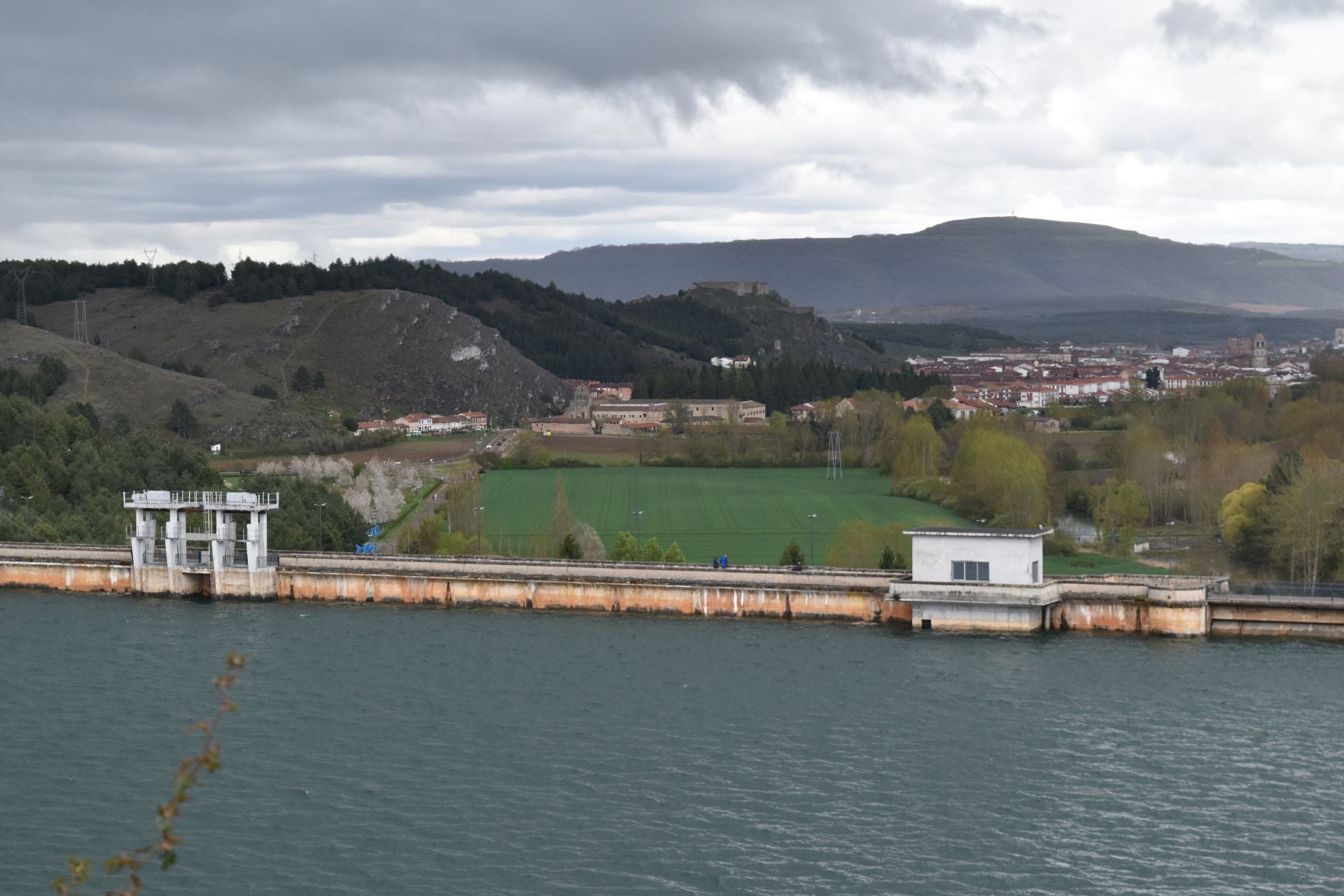 El pantano de Aguilar rebosa