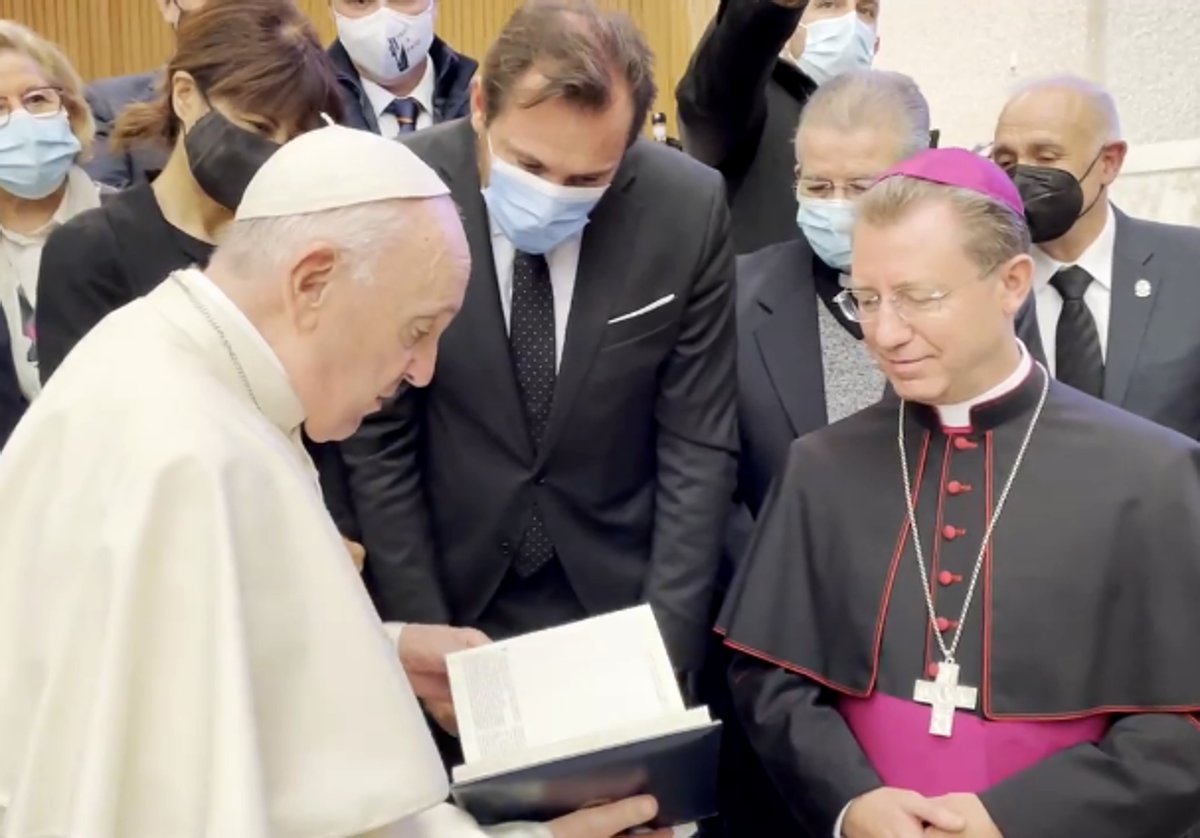 El entonces alcalde, Óscar Puente, entrega un libro sobre la Semana Santa de Valladolid al Papa Francisco en 2021.