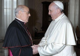 El entonces arzobispo de Valladolid, Ricardo Blázquez, charla con el Papa Francisco durante una visita en el Vaticano en 2014.