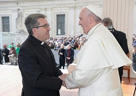 Luis Argüello se presenta al Papa Francisco en 2016 tras su nombramiento como obispo auxilliar.