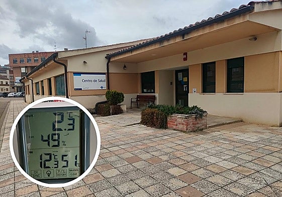 Entrada al centro de salud de Carrión. En detalle, el termómetro esta mañana.