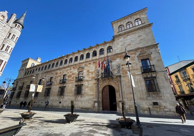 Fachada de la Diputación de León.