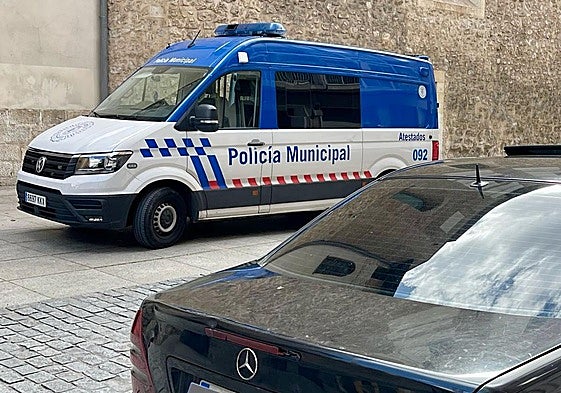 Un furgón de atestados de la Policía Municipal, durante una de las intervenciones de este fin de semana en la calle Encarnación.