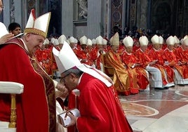 Luis Argüello recibe el palio arzobispal de manos del Papa Francisco en 2022.