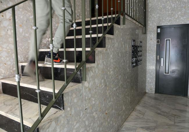 Una persona sube por las escaleras que dan acceso al cuarto de contadores.