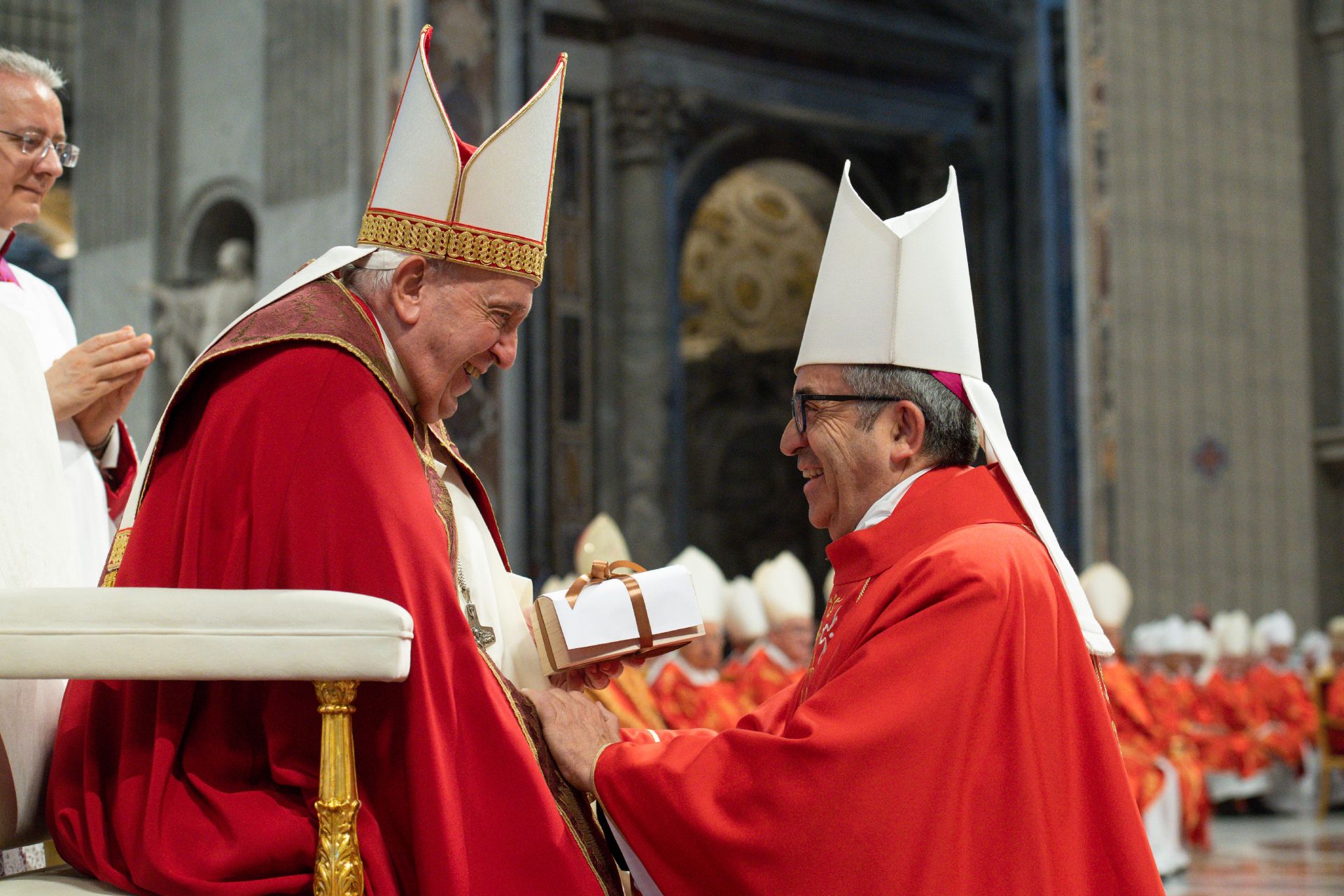 El Papa Francisco entrega el palio al Arzobispo de Valladolid, Luis Argüello, tras su nombramiento en 2023