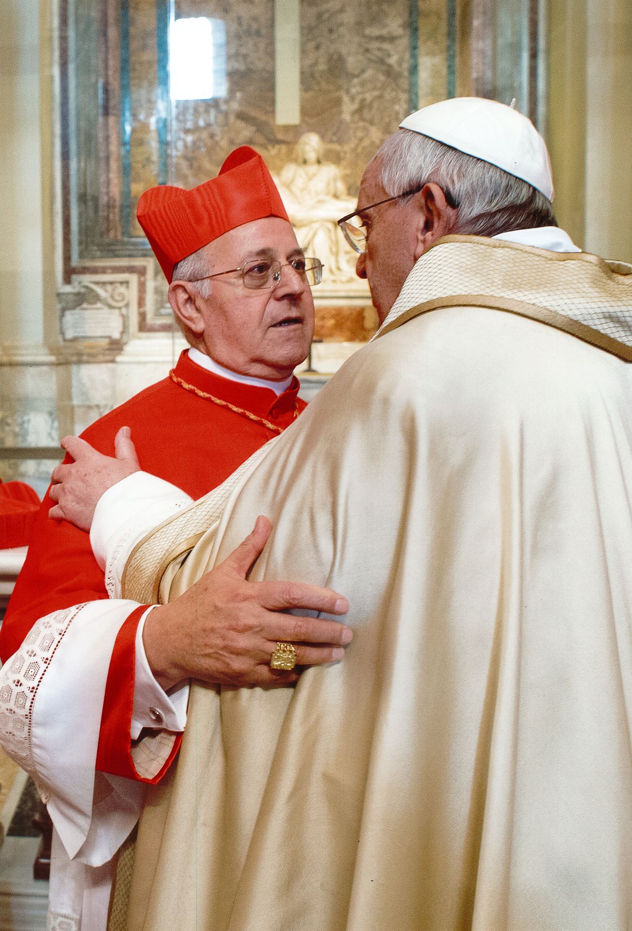 El Papa Francisco saluda a Ricardo Blázquez tras la ceremonia de su creación como cardenal en 2015, siendo Arzobispo de Valladolid