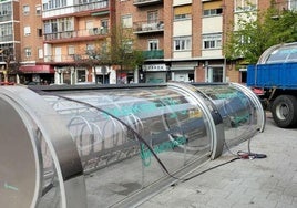 Cambio del parkibici en la plaza Lola Herrera, en el barrio de Las Delicias.