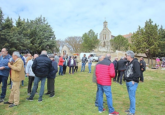 Gran ambiente en las inmediaciones del Santuario de Valdesalce con motivo de la romería.